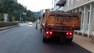 員警攔查砂石車，加強取締違規行為 