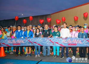 北港媽祖盃全國馬拉松鳴槍起跑，近萬跑者與神同行，警方除交管維安，亦強化犯罪預防宣導，選手們滿載而歸。