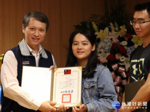 勞工局長陳瑞嘉頒感謝狀感謝參與的青年代表