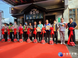胡麻嫂擔露館開幕剪綵。