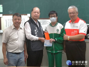 新北市新聞記者職業工會關懷列車17日來到中和區自強國中，頒發10位績優學子獎助學金