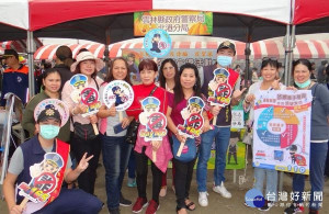 北港警方結合水林番薯文化節，實施反毒防詐暨婦幼、交安等犯罪預防宣導，並鼓勵民眾下載165反詐騙、警政服務APP，藉以掌握最新服務資訊。