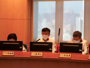 針對家長關心萊豬是否會進入校園、新北市要如何阻止萊豬等問題，教育局長張明文18日於市政會議進行專案報告