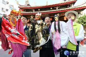 國寶級木偶大師黃海岱的第3代傳人黃文郎（中）訂11月21日晚上7時在南瑤宮搬演《媽祖（左邊布偶）與龍王（中間布偶）》布袋戲。