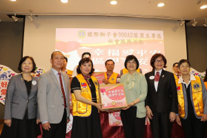 國際獅子會300A2區第五專區主席溫小慧（左3）代表捐贈  由張錦麗局長代收  右2為黃美麗總監 （記者黃村杉攝）