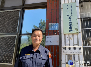 長流所長高瑞志土法煉鋼為民服務。（埔里分局提供）