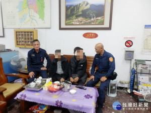 失智翁外出迷路，熱心警協助帶回派出所查證身分返家。

