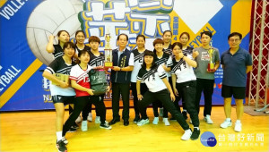 臺南大學女子排球隊榮獲大專女子組冠軍，由學甲區代理區長王文波頒獎座鼓勵。