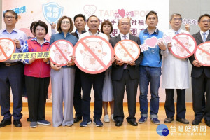 新北市是全國第一個地方政府攜手醫護社福機構自律使用國產豬，市長侯友宜19日出席見證 （記者黃村杉攝）
