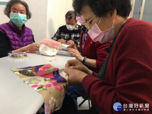 汐止茄苳里長葉雅惠開辦布口罩套DIY課程，教導里內爺奶3招速成布口罩套，並因應不同需求提供客製化教學，在里內掀起自製口罩熱潮
