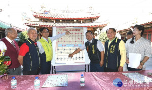 彰化市長林世賢與彰化縣八卦山象棋協會理事長葉孟家（右3）為第11屆「媽祖盃全國象棋錦標賽」宣傳。圖／彰化市公所提供