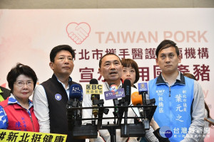 侯友宜19日出席新北市攜手醫護社福機構宣示使用國產豬記者會，會後受訪 （記者黃村杉攝）