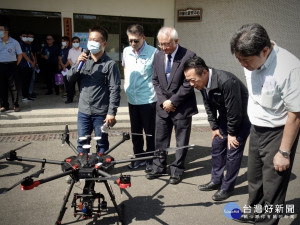 臺灣福爾摩沙無人飛行器協會張政雄理事長(左1)介紹搭載多光譜儀無人機之應用