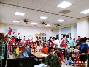 國防大學政戰學院藝術創意工作社的同學到板橋榮家，透過手做活動來陪伴榮家長輩度過晚飯後的悠閒時光，使得每位長輩都展露出欣喜的笑容。