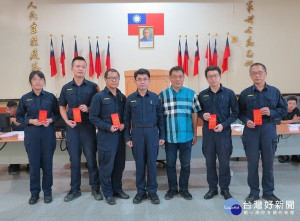 台西警友會辦事處主任吳祥斌、副主任吳仲恩、陳青佑表揚分局績優單位及人員，亦致贈退休警員紀念品，感謝其優異表現與犧牲奉獻的精神。
