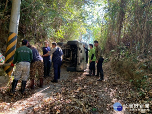 休旅車擦撞路上一塊巨石翻車動彈不得，警方到達現場號召6、7名里民前往救援


