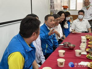 侯友宜20日前往鶯歌西鶯里為長者慶生，共餐時與里長蘇炳輝貼心為長輩們夾菜之舉，讓現場爺奶直呼溫暖 