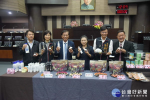 多位議員與林縣長一同推薦有政府掛保證的肉製品。（縣府提供）