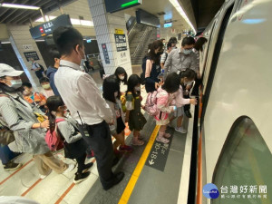 高鐵板橋站21日特別協助一群經濟弱勢的孩童圓夢，搭乘高鐵前往台中市自然科學博物館一日遊 