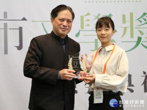 副市長吳明機出席第10屆新北市文學獎頒獎典禮，頒發新詩及散文獎給雙料得主吳佳穎