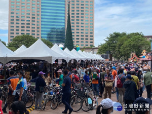 新北市環保局21日下午於市民廣場舉辦全國最大愛心跳蚤市場「耶誕環保挖寶趣」義賣活動 