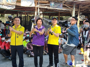 陳鎮長吳議員林課長為活動揭序幕。（竹山公所提供） 