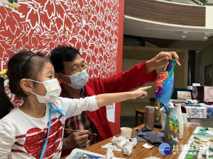 新北市客家文化園區21日舉辦彩繪風獅爺DIY活動，民眾輕鬆畫出獨一無二哈客style花瓶