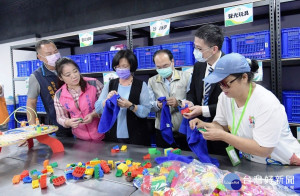 縣長王惠美慘訪二手玩具物流中心一起請洗玩具。