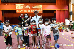林世賢市長逐一和親子們以及製作好的燈籠合影留念。