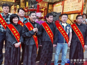 副市長謝政達、民政局長柯慶忠、中和區長賴俊達、力行福德宮主委林寬仁、中和區立委、議員、里長等出席中和土地公文化祭活動