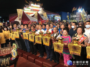 市長侯友宜、民政局長柯慶忠、議長蔣根煌等22日晚間出席新北玄天上帝文化祭活動，向來自北中南各地的500尊玄天上帝祈求市民安居樂業