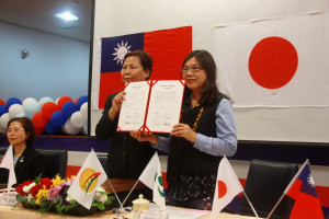 南投市長宋懷琳代表會主席張惠卿展示與栗原市締約書。（記者扶小萍攝）