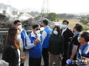 立委許淑華、馬文君、縣長林明溱一早到垃圾場關切情況。（縣府提供）
