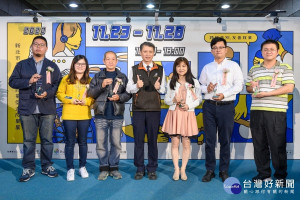 陳瑞嘉頒獎表揚進用身障員工績優單位、友善進用企業等6類，共計有58單位得獎者，嘉許企業願意進用身障者。 （記者黃村杉攝）