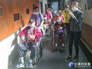 榮家主任張長林、副家主任洪龍華，輔導組王玟琳親自陪同長輩與工作同仁歡樂出遊