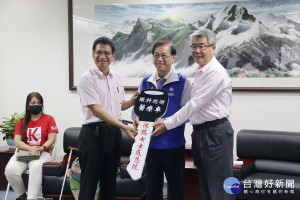 林明溱代表縣民接受兩企業捐贈眼科醫療巡迴車。（記者扶小萍攝）