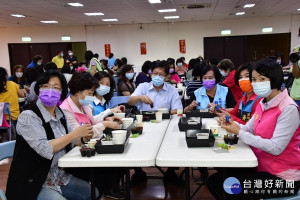 彰化縣綠美化園藝治療活動(溪湖場)縣長王惠美、溪湖鎮長黃瑞珠、彰化縣田尾公路花園協會理事張鑫源、溪湖農會總幹事陳金源、彰化縣工商發展投資策進會副總幹事陳穎青等人實作體驗。