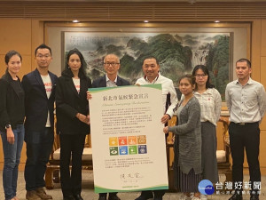 侯友宜24日在綠色和平基金會、台灣青年氣候聯盟等青年團體見證下，正式簽署氣候緊急宣言
