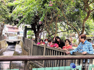 新北市立圖書館永和分館29日將於永和民族公園舉辦「瓦磘溝河畔散步時光」家庭日走讀小旅行 