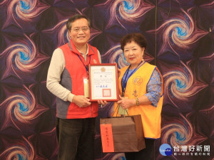 新北市榮服處長林火土表揚績優榮欣志工，肯定志工夥伴們對社會的付出