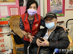 林輔導員多方奔走及榮服處各級長官與榮民之家協調下，2天內即護送李爺爺至新竹榮家完成安置