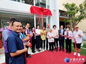 陳玟穎開設「沐光樹蛋糕捲專賣店」開幕，縣長王惠美依約前往祝賀。圖／記者鄧富珍攝