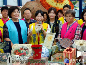 藝術傳愛幸福義賣11/28在彰化藝術館熱鬧展開。圖／記者鄧富珍攝