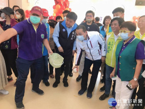 侯友宜市長來到新北市高智爾運動協會的攤位體驗高智爾球趣味競賽。