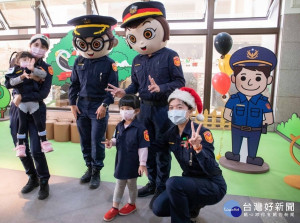 警察局26日邀請板橋區愛智發展中心、家扶發展學園、八里愛心教養院附設三重日托中心等3個單位共約60位小朋友共同來體驗警察工作