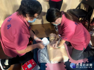 急救訓練是由板橋榮家與新北市立聯合醫院合辦，訓練分兩梯次實施