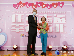 投入衛生保健志工迄今23年的張美枝獲頒特殊貢獻獎 （記者黃村杉攝）