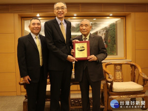 謝政達頒贈感謝牌給摩卡咖啡老闆劉文舉（右）左為兒子劉呂傑副總經理