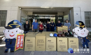 潘女士捐贈近200頂安全帽予仁愛分局。（仁愛分局提供）