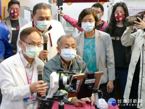 市長侯友宜、衛生局長陳潤秋、國衛院長梁賡義、遠傳總經理井琪、亞東醫院長林芳郁、萬芳醫院行政副院長蔡淑暖等28日出席遠距智能2.0啟動記者會